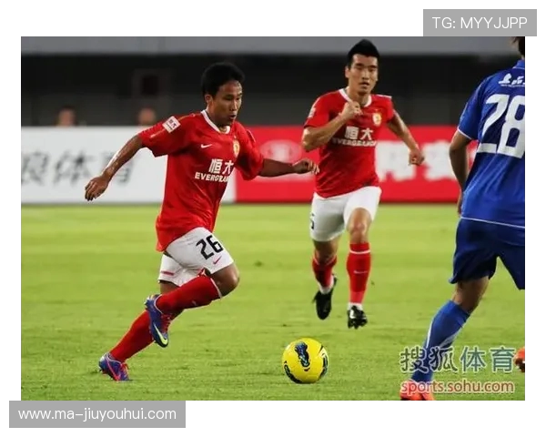 足球场上的绅士风度：一场尊重与竞技精神交织的精彩对决